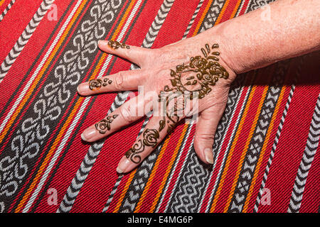 Frisch aufgetragen Henna Farbstoff bei der Wüstensafari außerhalb Dubai, VAE. Die Henna ist erlaubt, um zu trocknen, dann abgerieben, so dass Stockfoto