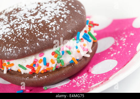 Nahaufnahme von Whoopie Pie, Schokolade Kuchen Dessert, verziert mit Streuseln und Zucker Stockfoto