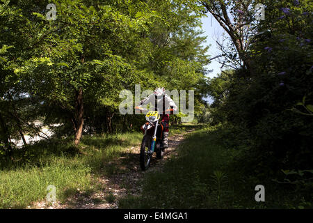 Junger Mann mit Motocross Fahrrad in italienischen Landschaft Stockfoto