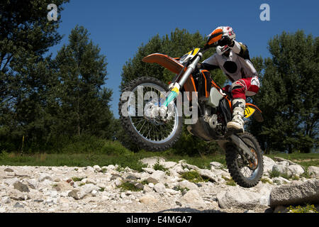 Junger Mann mit Motocross Fahrrad in italienischen Landschaft Stockfoto