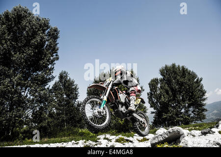 Junger Mann mit Motocross Fahrrad in italienischen Landschaft Stockfoto