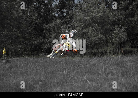 Junger Mann mit Motocross Fahrrad in italienischen Landschaft Stockfoto