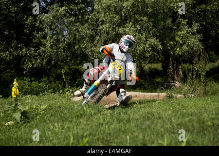 Junger Mann mit Motocross Fahrrad in italienischen Landschaft Stockfoto