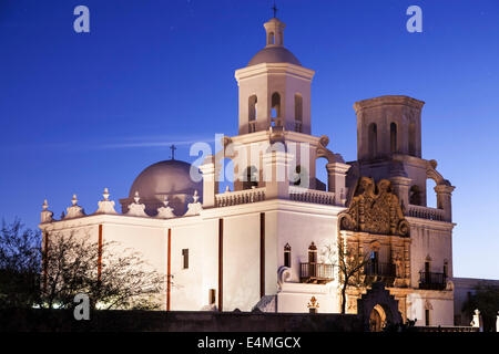 San Xavier del Bac Mission (gegründet 1700, aktuelle Struktur 1797) bei Dämmerung, Tucson, Arizona USA Stockfoto