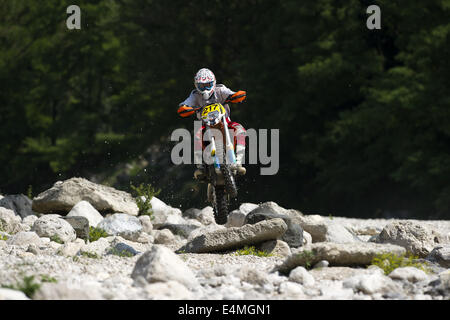 Junger Mann mit Motocross Fahrrad in italienischen Landschaft Stockfoto