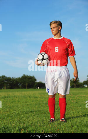 Fußballspieler mit Ball Stockfoto