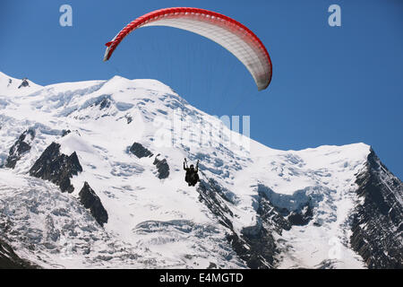 Gleitschirm fliegen Stockfoto