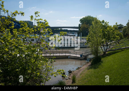 Asnières-Gennevilliers-Brücke in Clichy auf dem gehen im Vergleich zu Paris. Stockfoto