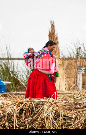 Titicaca-See, von Peru und Bolivien, gemeinsam ist die Wiege des alten ethnischen und indigenen Gruppen, die die Kanten zu bewohnen und damit Stockfoto