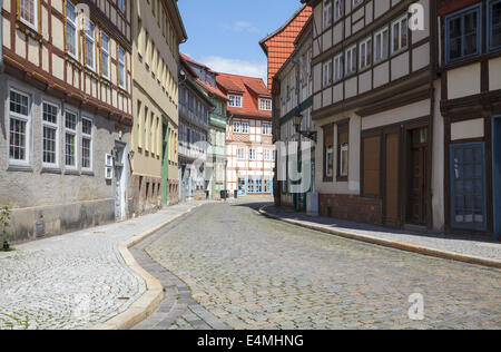Bakenstrasse, eine typische Straße in der Altstadt mit restaurierten Fachwerkhäusern, Halberstadt, Sachsen-Anhalt, Deutschland Stockfoto