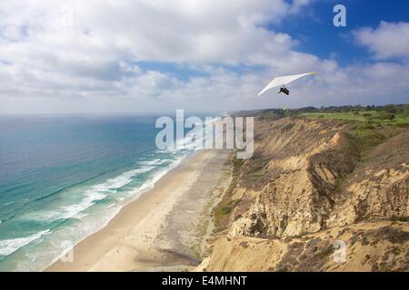 Luftbild aus dem Gleitschirm über den Strand von Torrey Pines State Reserve in La Jolla, Kalifornien Stockfoto