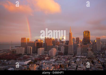 Ansicht des Lebens: eine atemberaubende Regenbogen über San Francisco bei Sonnenuntergang vom Coit Tower. Stockfoto