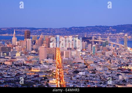 Die Stadt leuchtet in seinen Urlaub am besten. Stockfoto