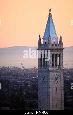 Schöner Sonnenuntergang Blick auf den Campanile oder Sather Tower, an der University of California in Berkeley bei Sonnenuntergang. Stockfoto