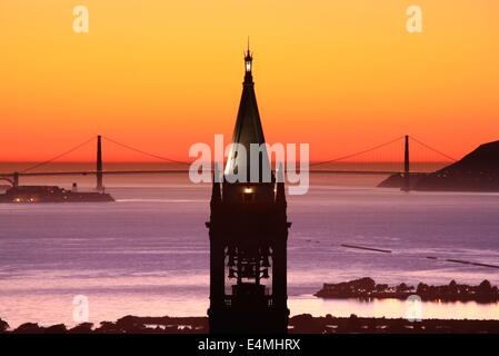 Schöner Sonnenuntergang Blick auf den Campanile oder Sather Tower, an der University of California in Berkeley bei Sonnenuntergang. Stockfoto