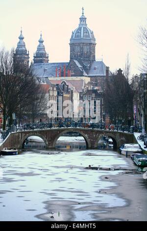 Frosty, Morgen entlang der Grachten in Amsterdam im Winter gefroren Stockfoto