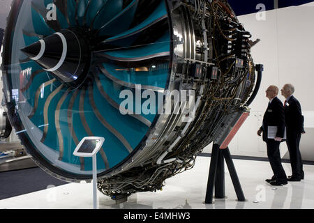 Eine Full-Size-Trent-Jet-Engine wird von den Delegierten des Herstellers britischen Rolls-Royce-Messestand auf der Farnborough Air Show, England besuchen bewundert. Rolls-Royce Trent ist die Bezeichnung für eine Familie von drei-Spool, hohe Bypass Turbofan Triebwerke hergestellt von Rolls-Royce plc. Der Motor ist nach dem Fluss Trent in den Midlands von England benannt. Die zivile Luft-und Unternehmen ist ein bedeutender Hersteller von Flugzeugtriebwerken für alle Bereiche der Airliner und corporate Jet-Markt. Rolls-Royce versorgt mehr als 30 Arten von Verkehrsflugzeugen und hat fast 13.000 Motoren im Service weltweit. Stockfoto