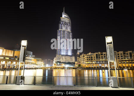 Der Nacht-Blick auf Dubai Mall. Es ist die weltweit größte Shopping-Mall, Dubai, Vereinigte Arabische Emirate Stockfoto