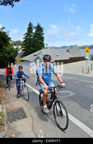 Familie auf dem Fahrrad reitet auf einem Hügel auf Weg von Sausalito nach San Francisco Stockfoto