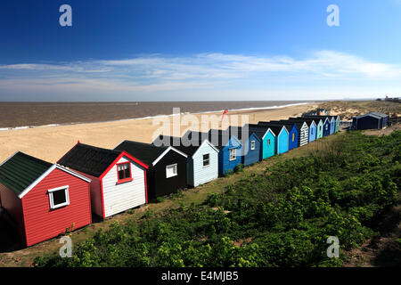 Bunte hölzerne Strand Hütten auf der Promenade Southwold Stadt, Suffolk County, England, Vereinigtes Königreich Stockfoto