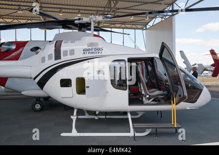 Farnborough, Großbritannien. 14. Juli 2014. Bell JetRanger 505 x Hubschrauber auf dem Display auf der Farnborough International Airshow. Bildnachweis: Keith Larby/Alamy Live-Nachrichten Stockfoto