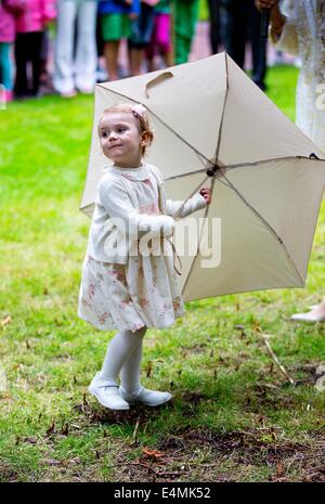 Borgholm, 14.07.2014 Prinzessin Estelle Feier des 37. Geburtstag von Kronprinzessin Victoria von Schweden im Stadion von Borgholm RPE/Albert Nieboer / / /dpa - kein Draht-Dienst- Stockfoto