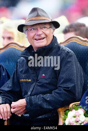 Borgholm, 14.07.2014 König Carl Gustaf Feier des 37. Geburtstag von Kronprinzessin Victoria von Schweden im Stadion von Borgholm RPE/Albert Nieboer / / /dpa - kein Draht-Dienst- Stockfoto