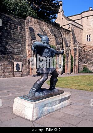 Bronzestatue von Robin Hood außerhalb der Burg, Nottingham, Nottinghamshire, England, Vereinigtes Königreich, West-Europa. Stockfoto