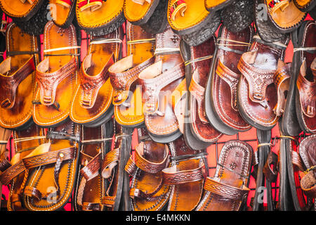 Leder Handwerk Ständen in einem mittelalterlichen Jahrmarkt Stockfoto