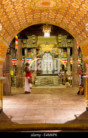 Zwei zeremonielle Schlagzeuger bewachen den Eingang des Tempels der Zahntempel in Kandy, Sri Lanka Stockfoto