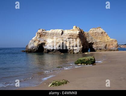 Küstenlinie mit großen Felsen, Praia da Rocha, Algarve, Portugal, Westeuropa. Stockfoto