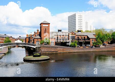 Wegweiser auf einer Insel entlang des Kanals mit der Malt House Pub an der hinteren, alte Turn Kreuzung, Birmingham, West Midlands, UK. Stockfoto