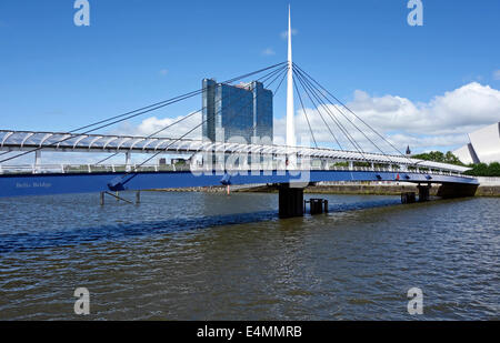 Renovierte Glocken Brücke Pacific Quay Süden mit Scottish Exhibition Centre nördlich über den Fluss Clyde in Glasgow Stockfoto