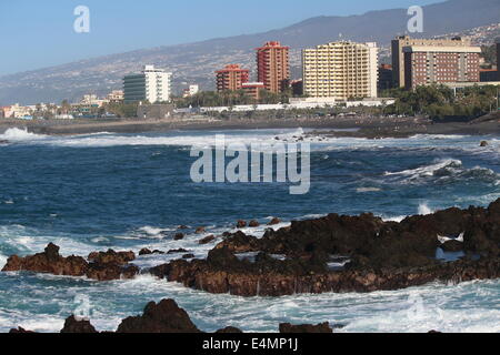 Skyline der Stadt, Strand und Hotels am Urlaubsort der Atlantik Küste von Puerto De La Cruz, Teneriffa, Spanien Stockfoto