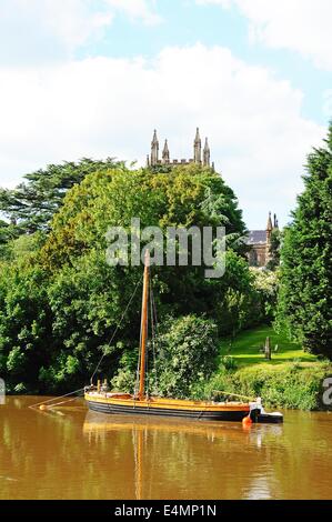 Traditionelle Holz Segelboot am Fluss Wye mit dem Dom auf der Rückseite, Hereford, Herefordshire, England, UK, Europa. Stockfoto