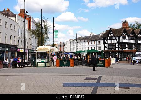 Blick auf Einkaufsviertel im Zentrum der Stadt mit einem Straßencafé und das hohe Haus in hohe Stadt gebaut im Jahre 1621, Hereford, Großbritannien Stockfoto