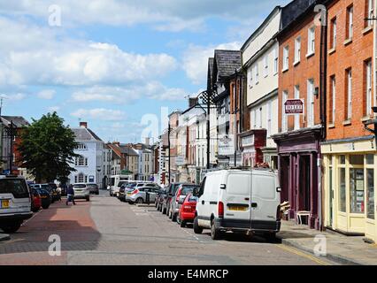 Blick auf die Geschäfte entlang der Broad Street, Leominster, Herefordshire, England, Vereinigtes Königreich, West-Europa. Stockfoto