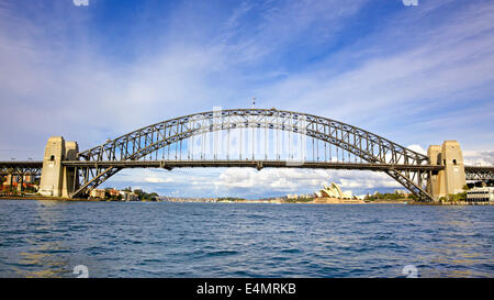 Sydney Harbour Bridge, eine Stahl-Bogenbrücke über den Sydney Harbour, mit der legendären Sydney Opera House in Australien. Stockfoto