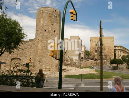 Spanien. Katalonien. Tarragona. Vor der Fassade des Roman Circus entstand die "Muralleta" (kleine Mauer) auf dem 15. Jh. Stockfoto