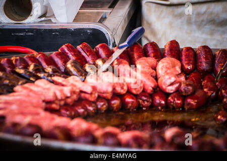viele Würstchen und Chorizos in einem mittelalterlichen Jahrmarkt Stockfoto