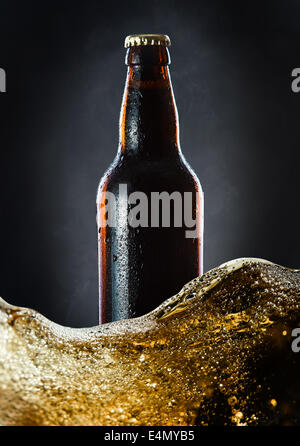 gefrorene Bierflasche auf einem Darck Hintergrund Stockfoto