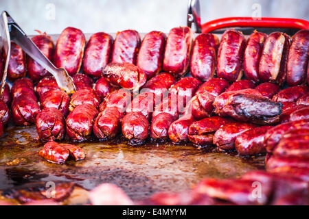 viele Würstchen und Chorizos in einem mittelalterlichen Jahrmarkt Stockfoto