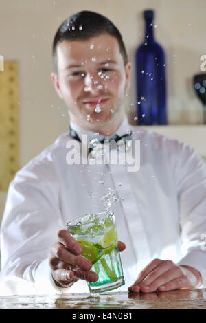 pro Mixer bereiten Cocktail Drink auf party Stockfoto