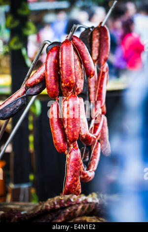 viele Würstchen und Chorizos in einem mittelalterlichen Jahrmarkt Stockfoto