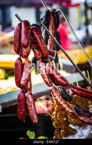viele Würstchen und Chorizos in einem mittelalterlichen Jahrmarkt Stockfoto