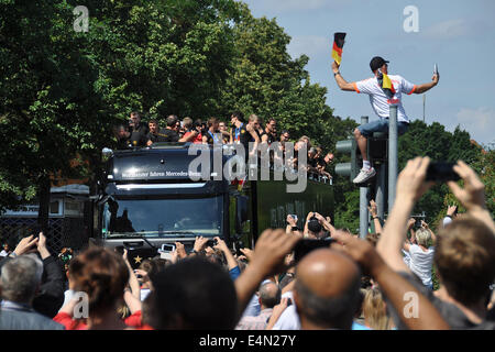 Berlin, Deutschland. 15. Juli 2014. Fans begrüßen deutsche Fußball-Nationalmannschaft in Berlin, Deutschland, 15. Juli 2014. Deutschland schlug Argentinien 1: 0 am Sonntag seinen vierten WM-Titel zu gewinnen. © Jakub Strihavka/CTK Foto/Alamy Live-Nachrichten Stockfoto