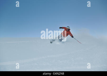 Skifahren auf auf jetzt im Wintersaison Stockfoto