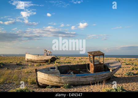 Verlassene Fischerboot auf Kies Strand Landschaft bei Sonnenuntergang Stockfoto