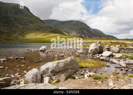 Llyn Idwal Ogwen Valley Snowdonia National Park in Nordwales Gwynedd beliebtes Wandergebiet mit großer öffentlicher Fusswege Blick auf Y Garn Berg Stockfoto