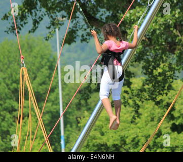 Junges Mädchen auf Seilspringen Stockfoto